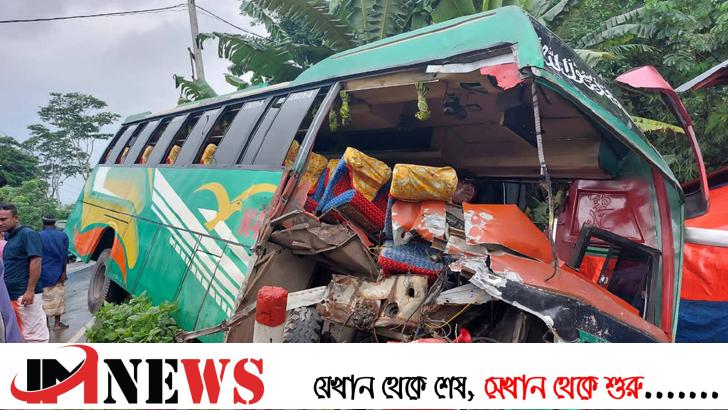 আমতলীতে বাস-ট্রাক মুখোমুখি সংঘর্ষ, আহত ১২
