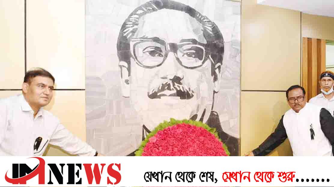 বঙ্গবন্ধুর প্রতিকৃতিতে খাদ্যমন্ত্রীর শ্রদ্ধা নিবেদন