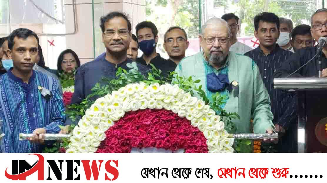 বঙ্গবন্ধুর প্রতিকৃতিতে প্রবাসী কল্যাণমন্ত্রীর শ্রদ্ধা
