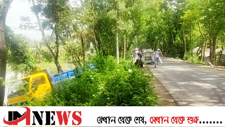 বাবার হাত ধরে মাদ্রাসায় যাওয়ার পথে প্রাণ গেল শিশুর