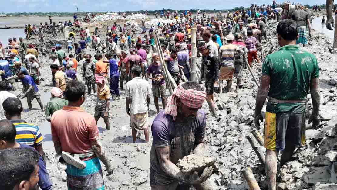 স্বেচ্ছাশ্রমে বাঁধ নির্মাণ করলেন এলাকাবাসী