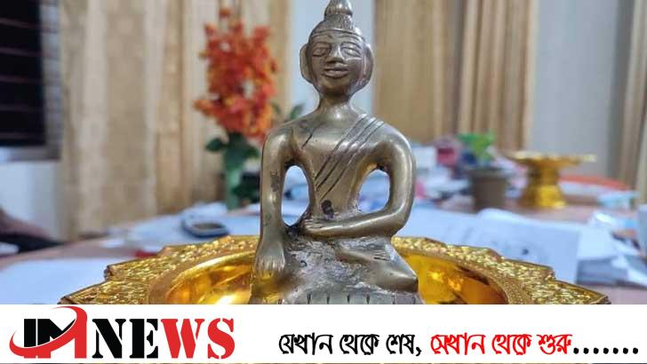 মুসলিম পরিবারের বসতঘরের মাটি খুঁড়ে মিলল মহামূল্যবান প্রাচীন বুদ্ধমূর্তি