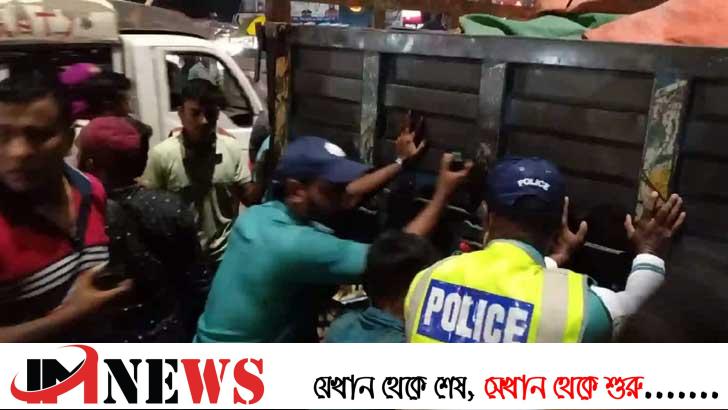 পিকআপ ঠেলে রক্ষা করল ট্রাফিক পুলিশ