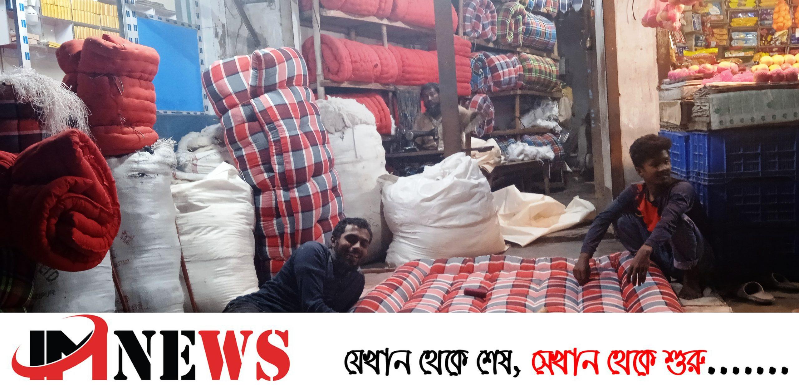 লেপ-তোষক বানাতে ব্যস্ত সময় পার করছেন কারিগররা