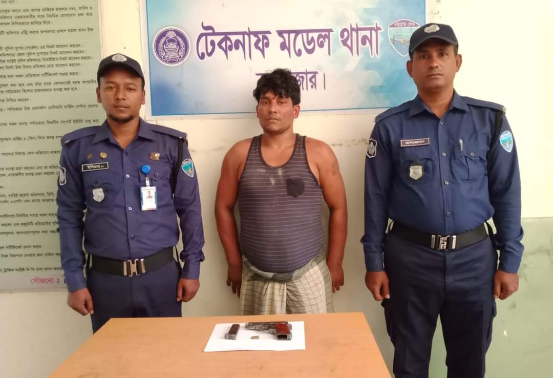 টেকনাফে অস্ত্র-গুলিসহ সন্ত্রাসী গ্রেপ্তার