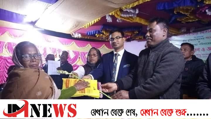 বিজয় দিবস উপলক্ষে বীর মুক্তিযোদ্ধাদের মাঝে শাড়ি-লুঙ্গি বিতরণ