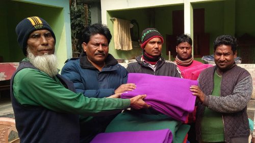 ফুলবাড়ীতে আ.লীগ নেতার উদ্যোগে কম্বল বিতরণ