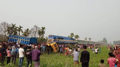 ঠাকুরগাঁওয়ে রেলক্রসিংয়ে ট্রেন-ট্রাক সংঘর্ষ, ট্রাকচালক আহত