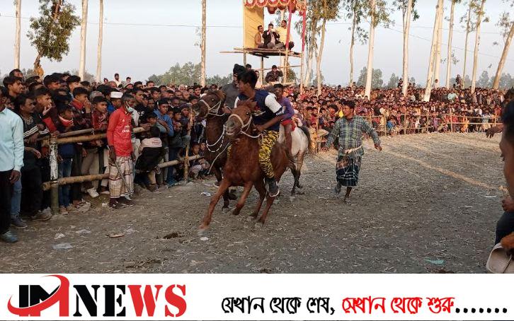 ঐতিহ্য রক্ষায় ফুলবাড়ীতে ঘোড়দৌড় প্রতিযোগিতা
