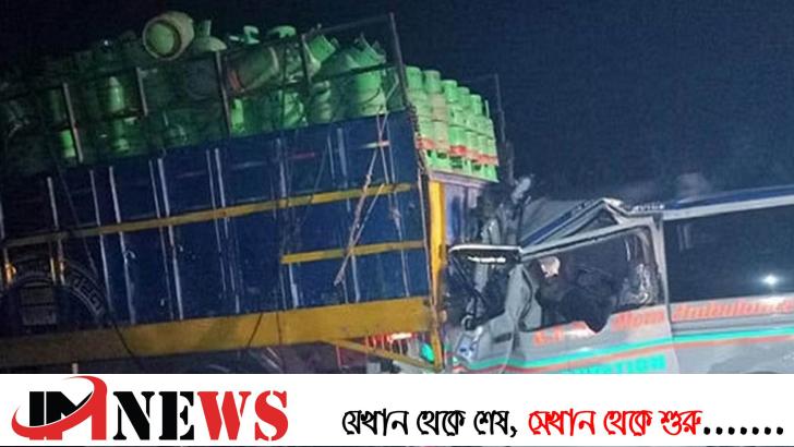 গ্যাসভর্তি ট্রাকের সঙ্গে সংঘর্ষে অ্যাম্বুলেন্সের ৬ যাত্রী নিহত