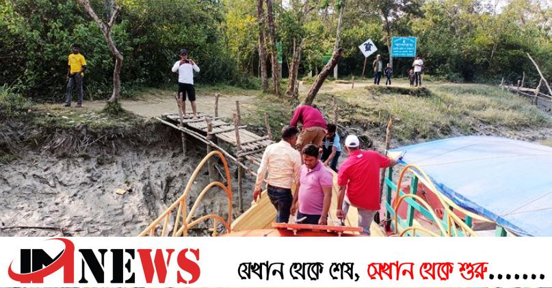 পর্যটকদের ফাতরার বনে যেতে হয় ঝুঁকিপূর্ণ সাঁকো দিয়ে