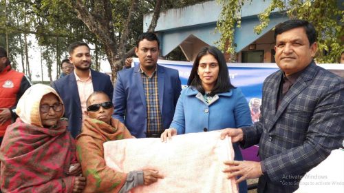 ঠাকুরগাঁওয়ে শীতার্তদের মধ্যে কম্বল বিতরণ করেছে ৩৭তম বিসিএস ব্যাচ