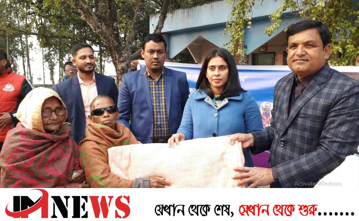 ঠাকুরগাঁওয়ে শীতার্তদের মধ্যে কম্বল বিতরণ করেছে ৩৭তম বিসিএস ব্যাচ