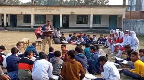 বিদ্যালয়ে শ্রেণিকক্ষ সংকটে খেলার মাঠে পাঠদান