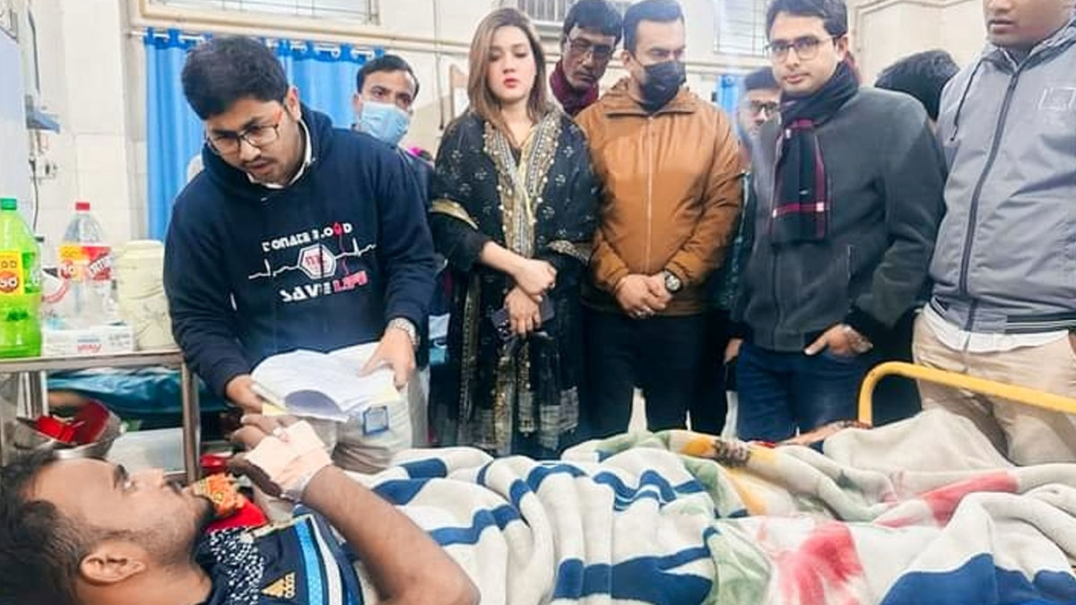 অসুস্থ ছাত্রলীগ নেতাকে দেখতে হাসপাতালে মাহি