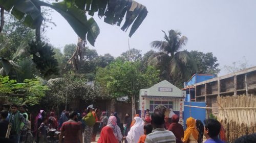 প্রকাশ্য দিবালোকে বাবাকে কুপিয়ে হত্যা