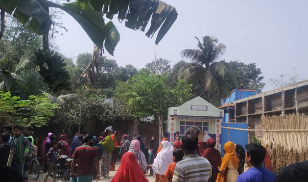 প্রকাশ্য দিবালোকে বাবাকে কুপিয়ে হত্যা