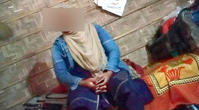 বিয়ের দাবিতে ভাগিনার বাড়িতে মামী অবস্থান