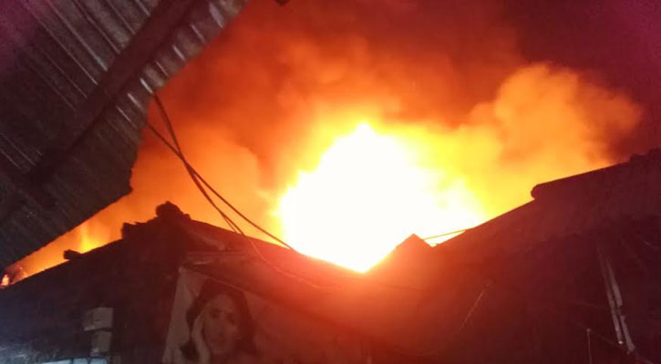 সোয়ারিঘাটে প্লাস্টিক কারখানা আগুন