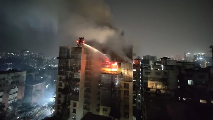 গুলশানে আগুন: ভবন থেকে লাফিয়ে পড়ে যুবকের মৃত্যু