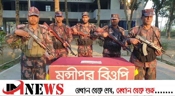 স্বর্ণের বার ফেলে ভারতে দৌড়ে পালালেন পাচারকারী