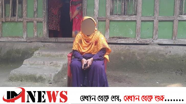 বিয়ের দাবিতে প্রেমিকের বাড়িতে ৪ সন্তানের জননীর অনশন