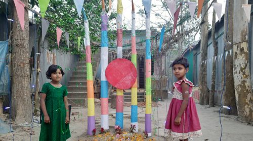 কলা গাছের শহিদ মিনারে শিশুদের শ্রদ্ধা