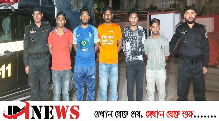 ভারতীয় পণ্যসহ গ্রেফতার ৫