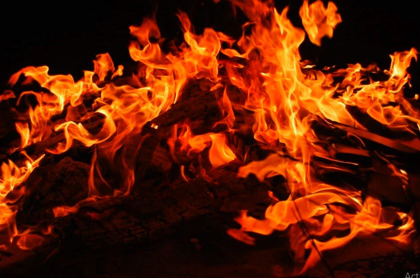 নীলফামারীতে আগুনে ১১ ঘর পুড়ে ছাই