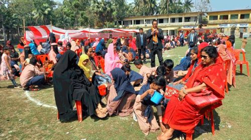 মায়েদের পা ধুয়ে সম্মান জানালো শিক্ষার্থীরা