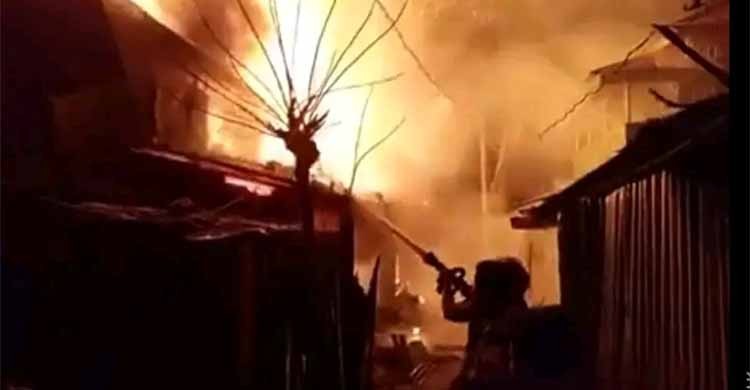 পটুয়াখালীতে আগুনে ৬ ঘর পুড়ে ১৫ লাখ টাকার ক্ষতি