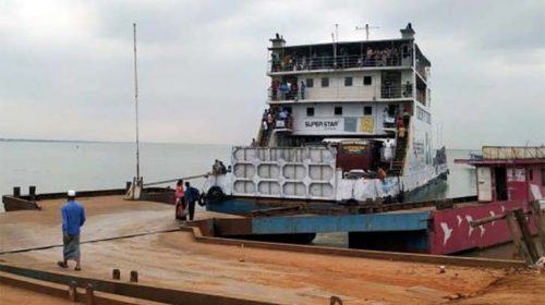 দৌলতদিয়া-পাঁটুরিয়া নৌরুটের ফেরিঘাটে উল্টো চিত্র