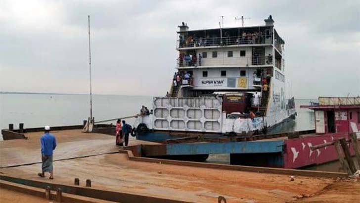 দৌলতদিয়া-পাঁটুরিয়া নৌরুটের ফেরিঘাটে উল্টো চিত্র