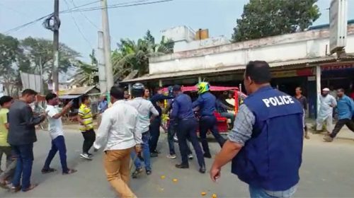 পুলিশের লাঠিপেটা থেকে বাঁচতে মোটরসাইকেল ফেলে পালালো ছাত্রদল নেতারা