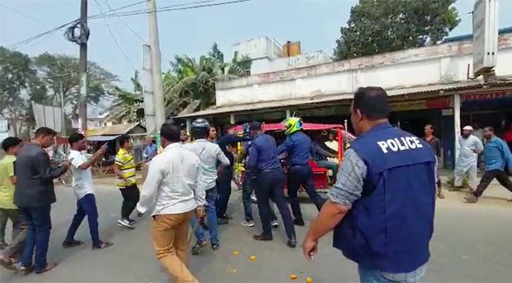 পুলিশের লাঠিপেটা থেকে বাঁচতে মোটরসাইকেল ফেলে পালালো ছাত্রদল নেতারা