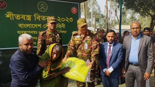 সেনাবাহিনীর শীতবস্ত্র পেলেন কুড়িগ্রামের শীতার্ত মানুষ