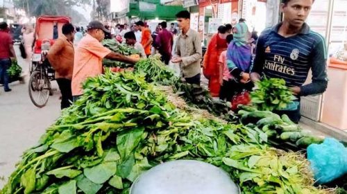 সড়কে অবৈধ বাজারে ভ্রাম্যমাণ দোকানের ছড়াছড়ি