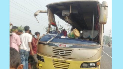 নিয়ন্ত্রণহীন ট্রাকের সঙ্গে বাসের সংঘর্ষ, আহত ১২