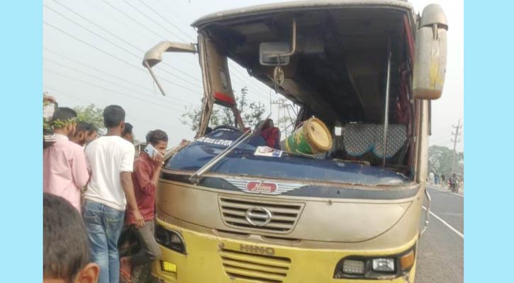 নিয়ন্ত্রণহীন ট্রাকের সঙ্গে বাসের সংঘর্ষ, আহত ১২