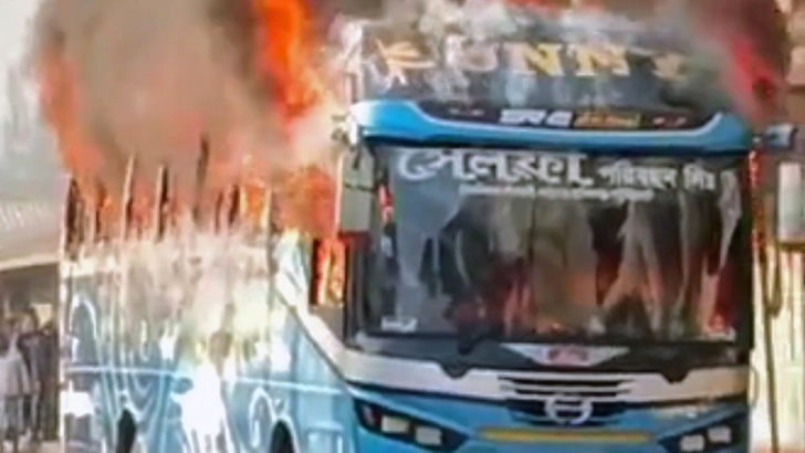 শিক্ষা সফরের বাসে আগুন