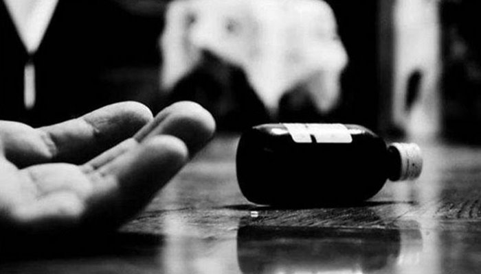 মোবাইল কিনে না দেওয়ায় স্কুলছাত্রের বিষপান