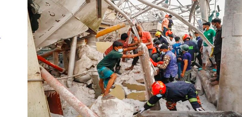 সীতাকুণ্ডে অক্সিজেন প্ল্যান্টে চলছে উদ্ধার অভিযান