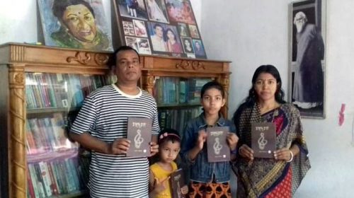 পরিবারের সদস্যদের নিয়ে গল্পগ্রন্থ পড়েপা’র মোড়ক উন্মোচন