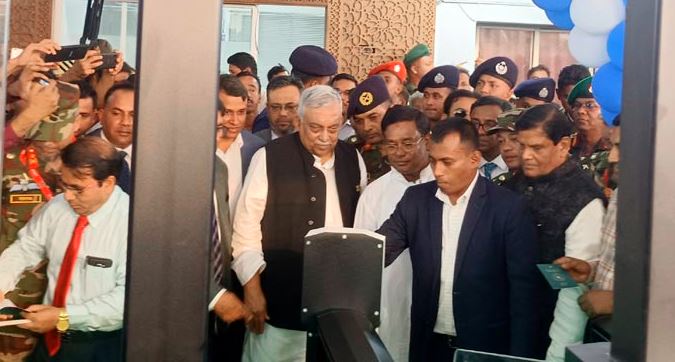 বেনাপোল ইমিগ্রেশনের ই-গেট উদ্বোধন করলেন স্বরাষ্ট্রমন্ত্রী