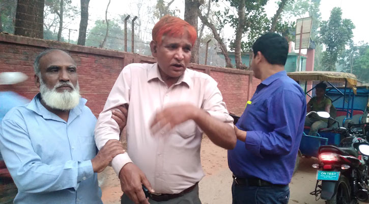 বালু উত্তোলনে বাঁধা দেওয়ায় ভূমি কর্মকর্তাকে মারধর