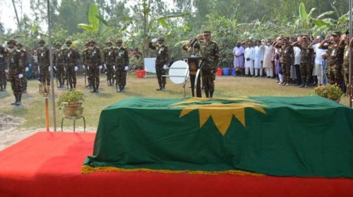 জঙ্গির গুলিতে নিহত সেনা কর্মকর্তার দাফন সম্পন্ন