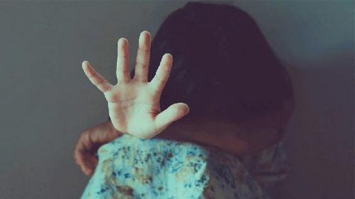 বিস্কুট খাওয়ানোর লোভ দেখিয়ে শিশুকে ধর্ষণ