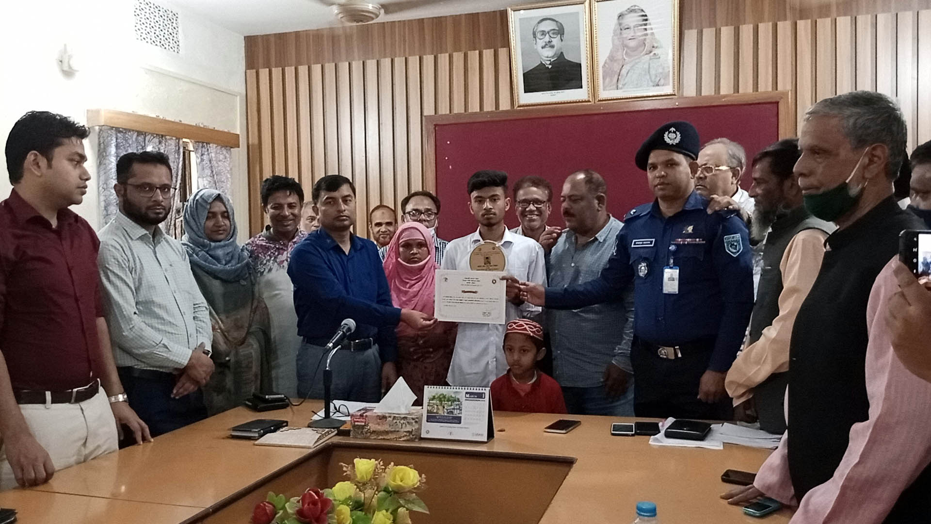 বিভাগীয় পর্যায়ের প্রথম হওয়ায় শাহপরান সিয়ামকে সংবর্ধনা দিল ফুলবাড়ী উপজেলা প্রাশাসন