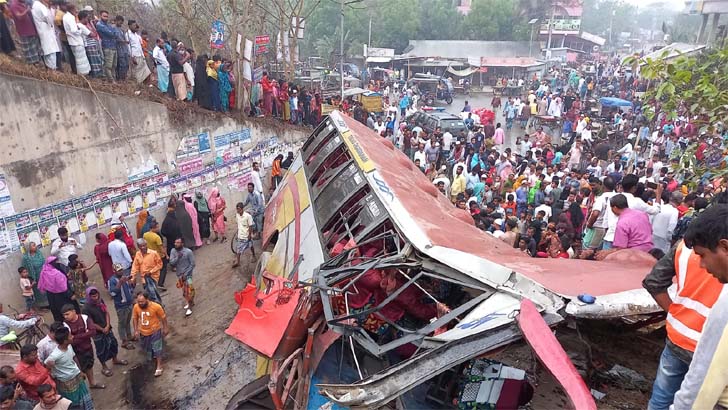 এক্সপ্রেসওয়েতে দুর্ঘটনা নিহত ১৯