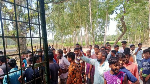 গাইবান্ধায় ঘুষ নিয়ে জমি খারিজ করার প্রতিবাদে ইউনিয়ন ভুমি অফিস ঘেরাও